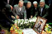 مزار شهید عماد مغنیه به همراه پدر شهید، بیروت، 6 خرداد1387